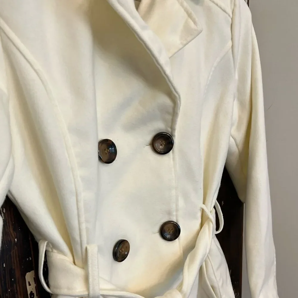 Me Jane Women’s White lightweight fall/winter coat. Size Medium.